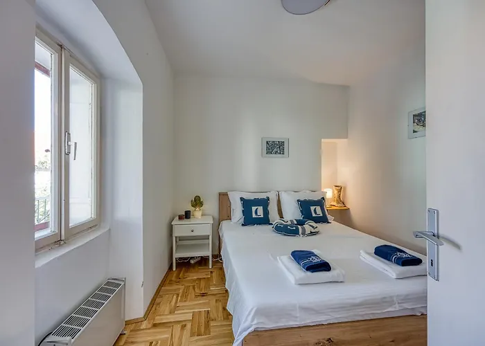 Old Bay Leave Town - Happy Apartamento Mali Lošinj