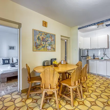 Old Bay Leave Town - Happy * Мали-Лошинь